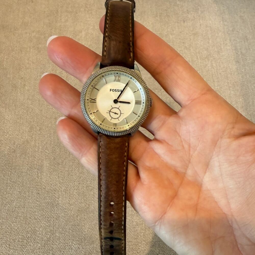 Fossil Watch Women Brown Leather Strap Silver Case Quartz Classic‎ (no battery)